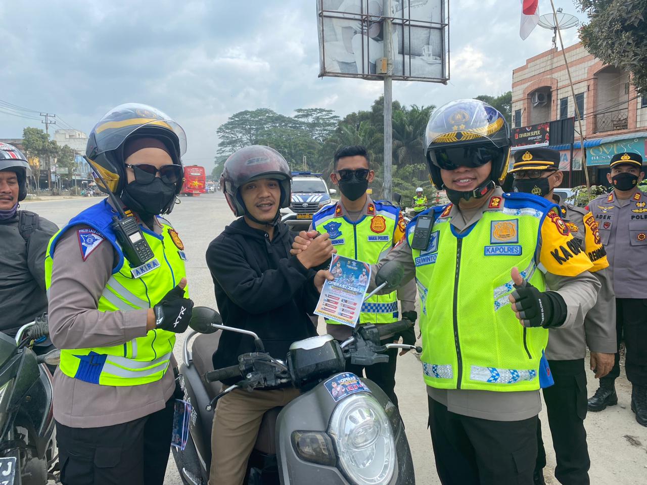 Kapolres Pelalawan Bersama Kasat lantas Polres Pelalawan Tinjau Langsung Pelaksanaan Operasi Zebra Lancang Kuning 2023.